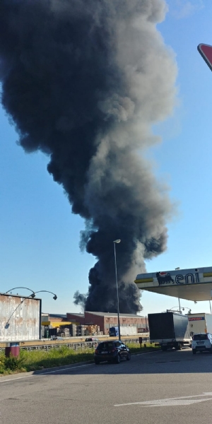 INCENDIO IN AZIENDA A SETTIMO - Enorme colonna di fumo nero su tutta Torino - FOTO