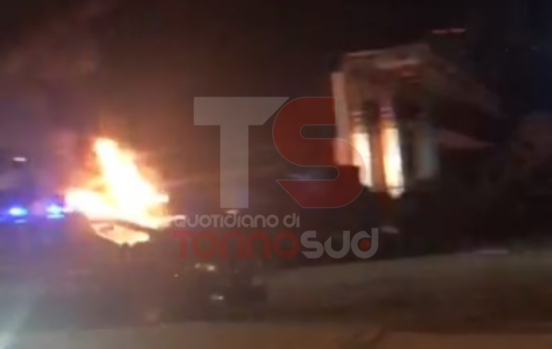 MONCALIERI - Grave incendio nella notte nel deposito di gomme di strada Carignano - LE FOTO -