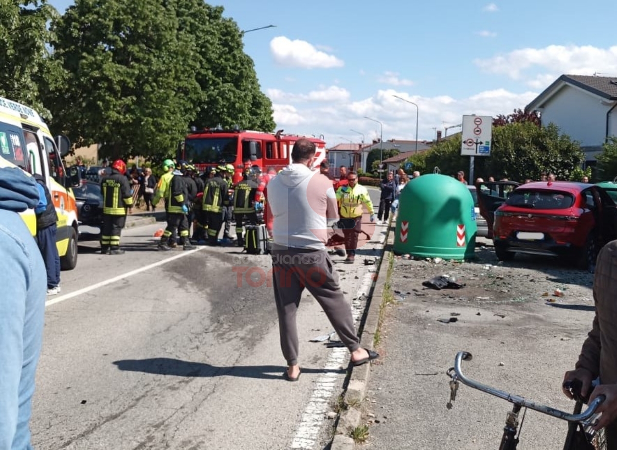 CANDIOLO - Terribile incidente vicino al passaggio a livello: due automobilisti feriti - FOTO