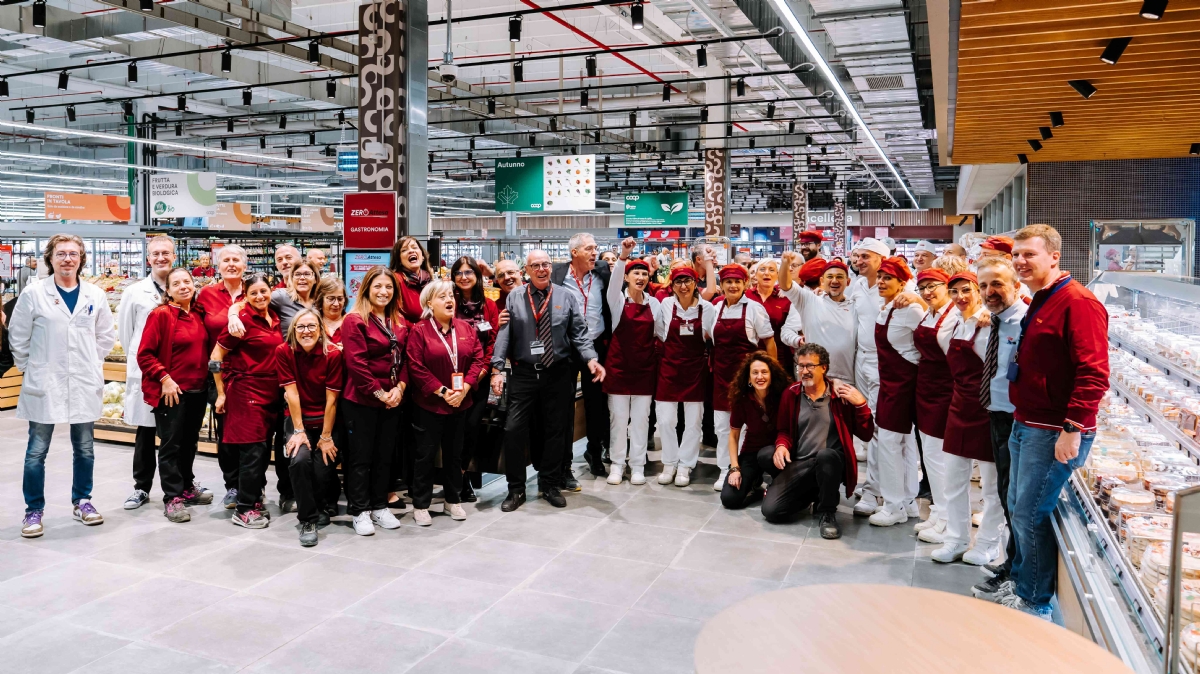 BEINASCO - L'Ipercoop ha riaperto completamente rinnovato: ospiti d'eccezione Juliana Moreira e la «iena» Filippo Roma - FOTO
