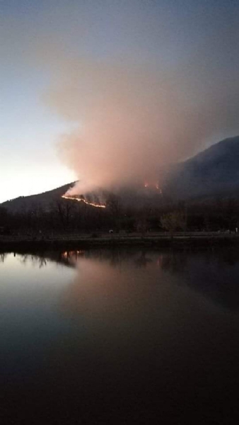 SANGANO - Incendio sul monte San Giorgio sotto la punta Pietraborga