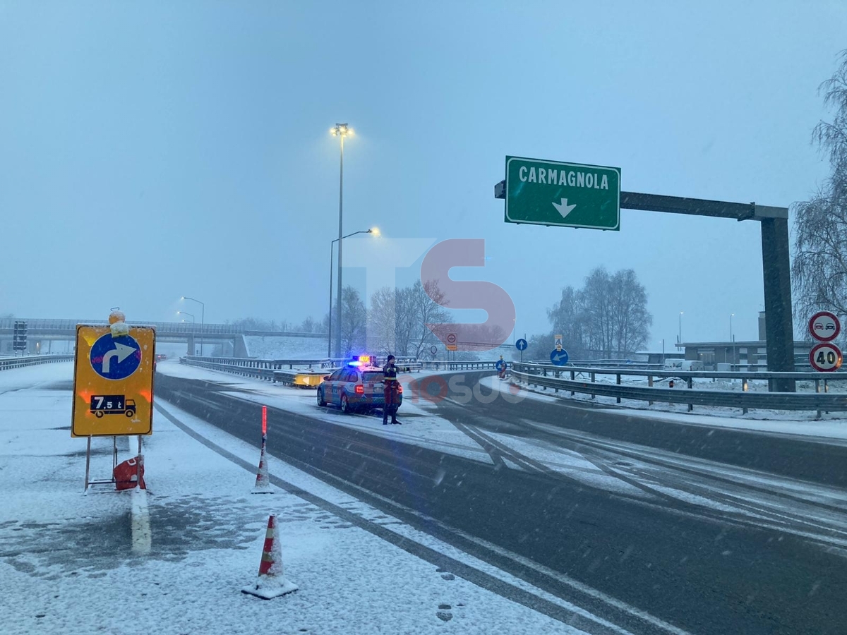 TORINO SUD - Neve su tutta la zona: sull'autostrada A6 uscita obbligatoria a Carmagnola per i mezzi pesanti