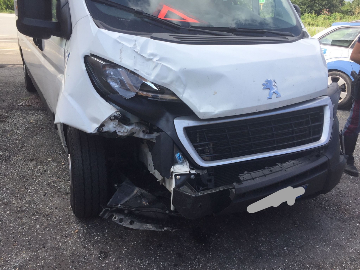 BEINASCO - Schianto tra 4 veicoli in tangenziale: camper finisce ruote all'aria - FOTO