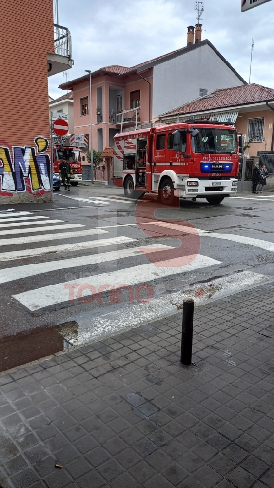 NICHELINO - Paura per un incendio in un appartamento di via Di Nanni - LE FOTO -