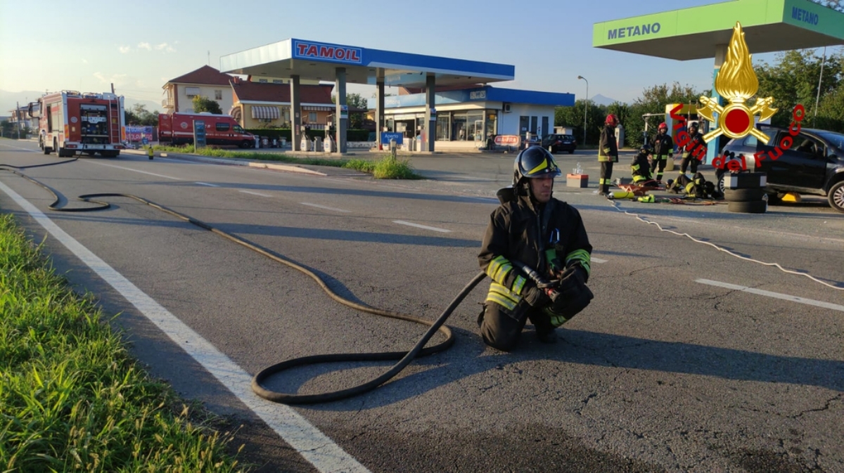 RIVALTA - Vigili del fuoco ad un distributore per una perdita di metano. Traffico chiuso in via Giaveno - LE FOTO -