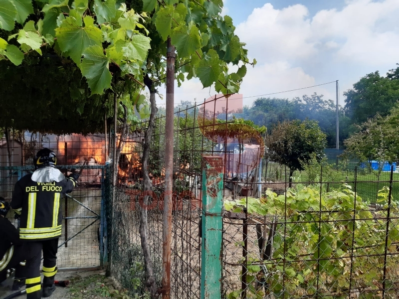 BEINASCO - Incendio in un orto a Borgaretto: cascina distrutta e fumo visibile a chilometri
