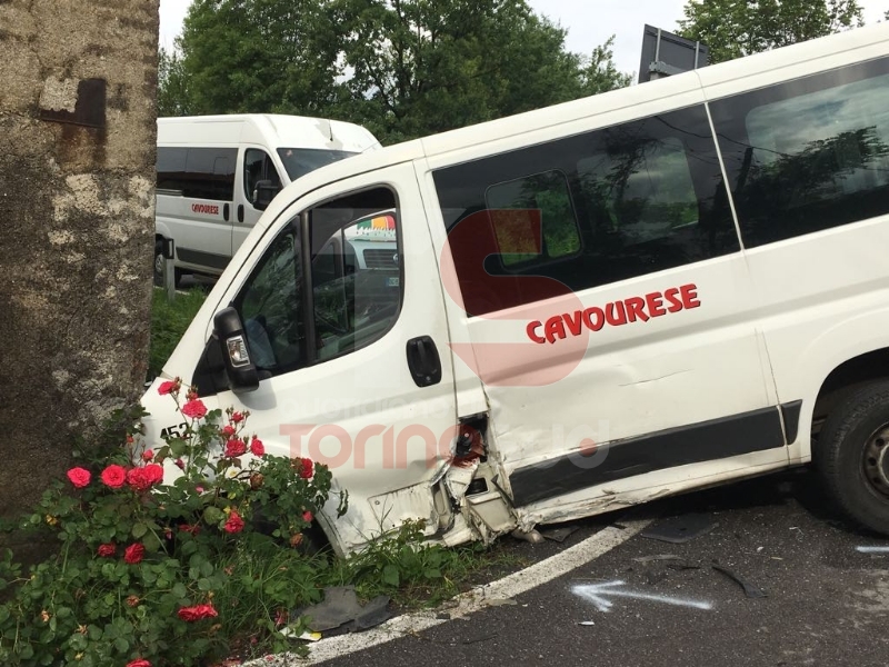 PIOSSASCO - Scuolabus va a sbattere contro un muro: due bambini feriti - FOTO
