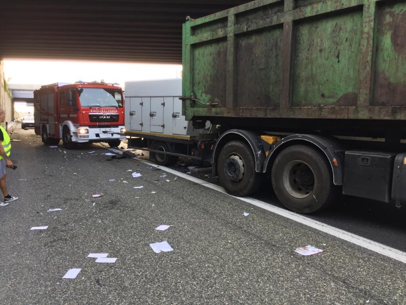 INCIDENTE SULLA TANGENZIALE - Scontro tra due camion al Sito, caos e code chilometriche - FOTO