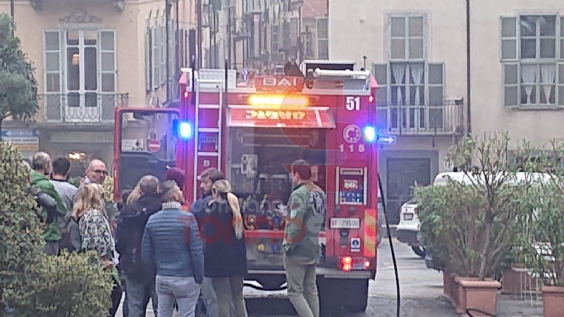 MONCALIERI - Scoppia un incendio in pieno centro, traffico bloccato - FOTO