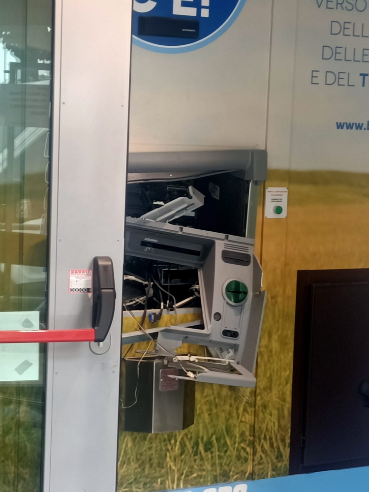 PIOSSASCO - Torna a colpire la «banda della marmotta»: assaltato il bancomat di via Pinerolo - FOTO