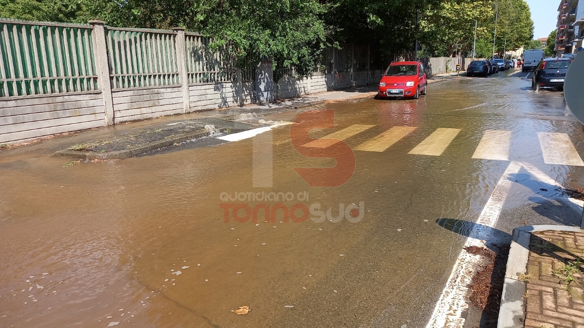 NICHELINO - Esplode una tubatura, strada e marciapiedi allagati tra via Juvarra e via Primo Maggio - FOTO