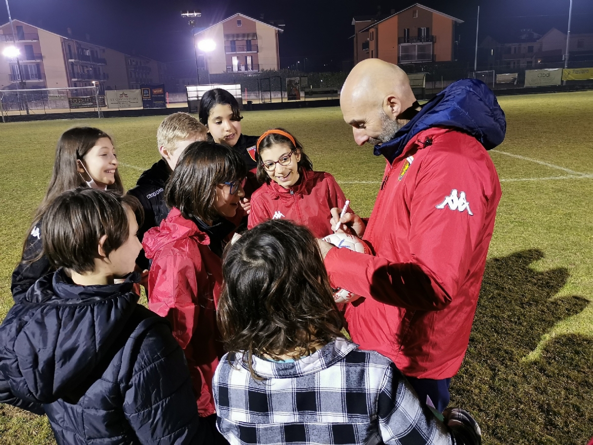 CARMAGNOLA - I giovani del Salsasio allenati per un giorno dal responsabile del Genoa - FOTO