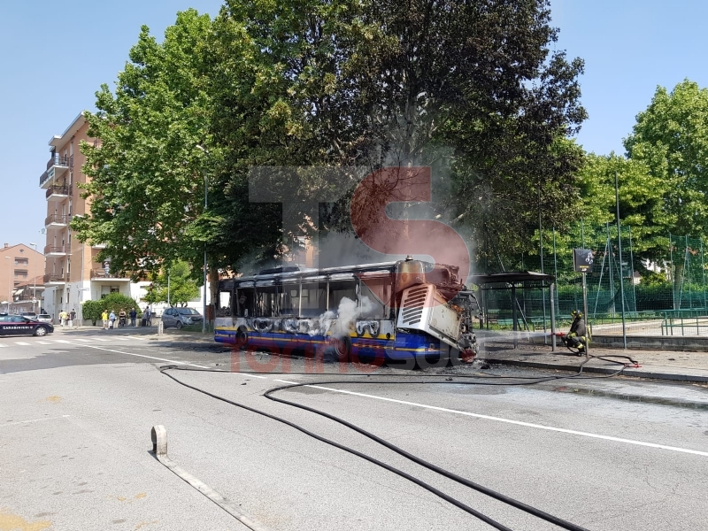 MONCALIERI - Un altro pullman Gtt prende fuoco al capolinea: provvidenziale intervento dei vigili del fuoco - FOTO