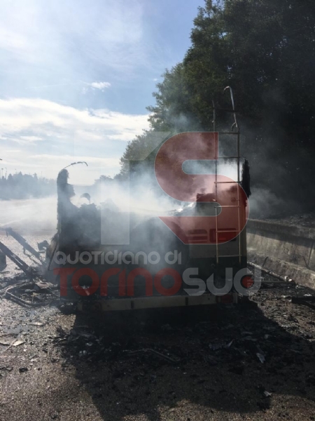 LA LOGGIA - Camper prende fuoco durante la marcia: conducente in salvo - FOTO