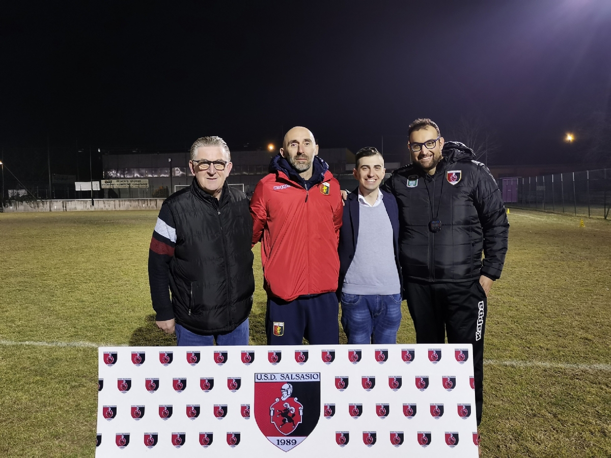 CARMAGNOLA - I giovani del Salsasio allenati per un giorno dal responsabile del Genoa - FOTO