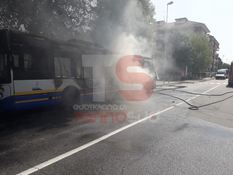 MONCALIERI - Un altro pullman Gtt prende fuoco al capolinea: provvidenziale intervento dei vigili del fuoco - FOTO