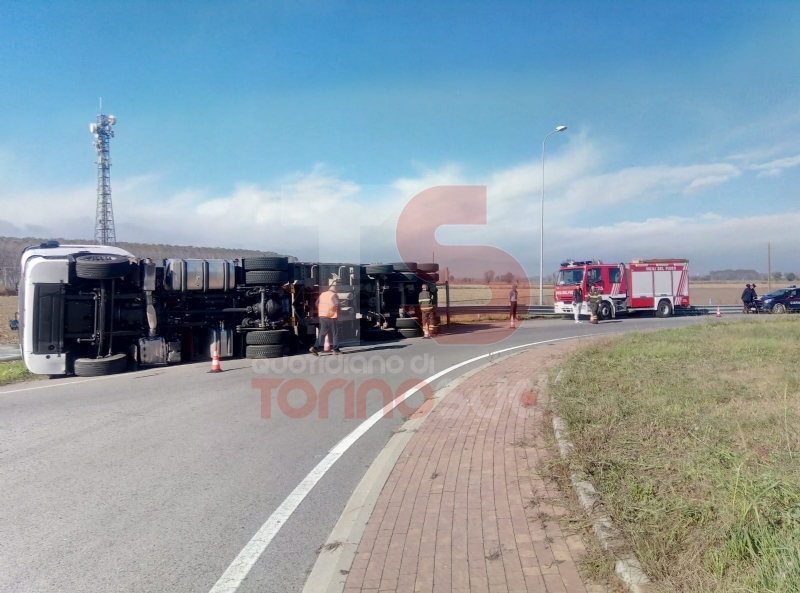 CARMAGNOLA - Tir carico di bobine metalliche si ribalta sulla strada per Racconigi