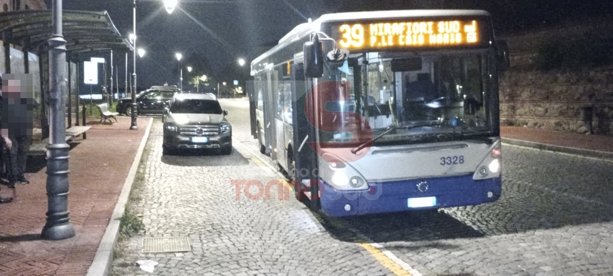 MONCALIERI - Sosta selvaggia, i pullman costretti al capolinea in mezzo alla piazza - FOTO