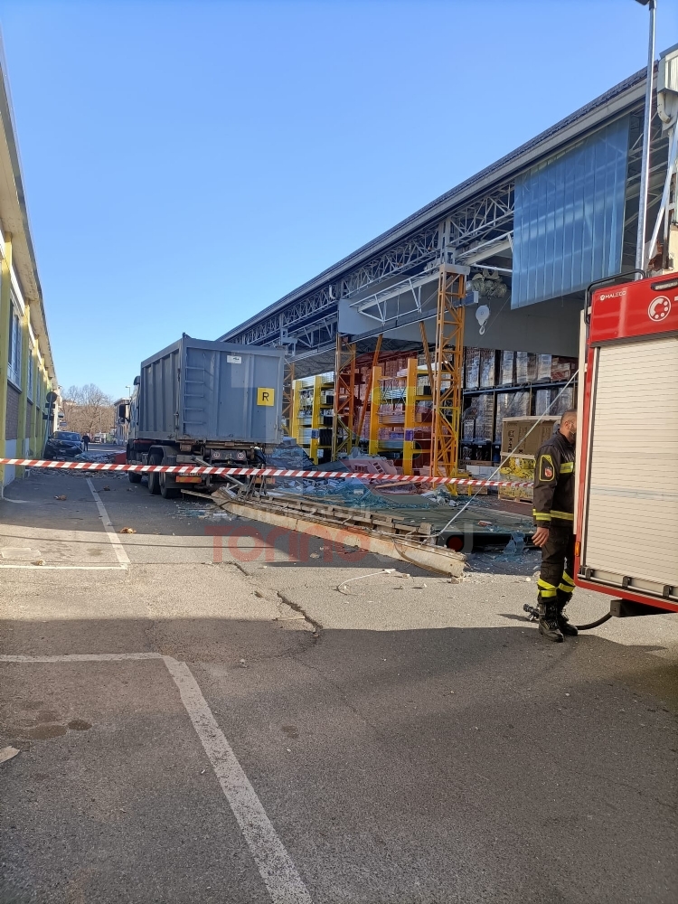NICHELINO - Forte vento, crolla il muro di un'azienda in via Bardonecchia: tre auto sotto le macerie - FOTO