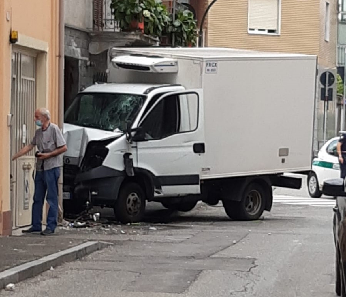 NICHELINO - Perde il controllo del furgone e va schiantarsi contro un condominio - FOTO