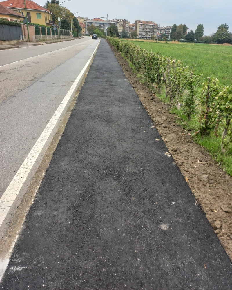ORBASSANO - Finiti i lavori di rifacimento del marciapiede di strada Volvera, aperto il cantiere in via Trento