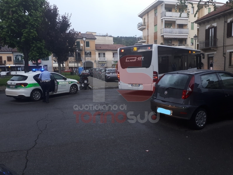 MONCALIERI - Auto in divieto di sosta: il bus resta bloccato. Raffica di multe
