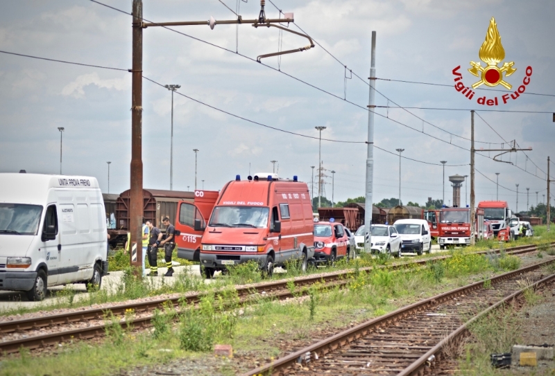 ORBASSANO - Perdita di sostanze tossiche da un treno merci: intervento dei vigili del fuoco - VIDEO