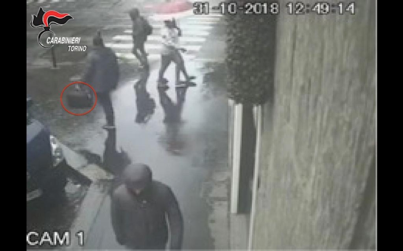 CARMAGNOLA - Rapina la banca ma viene arrestato dai carabinieri