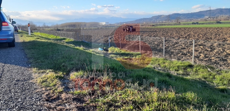 TROFARELLO - Incidente in tangenziale: auto finisce in mezzo al campo - FOTO