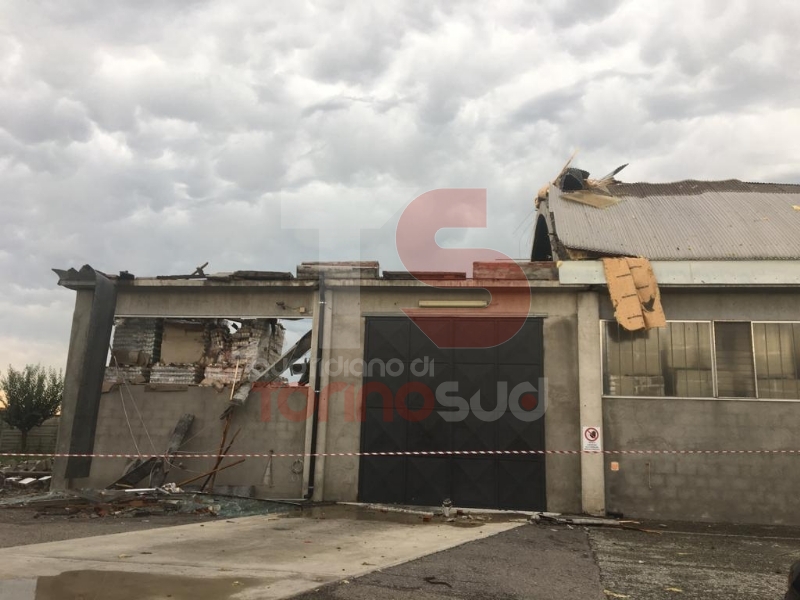 CARMAGNOLA - La furia del maltempo: Capannone della Sac demolito - LE FOTO -