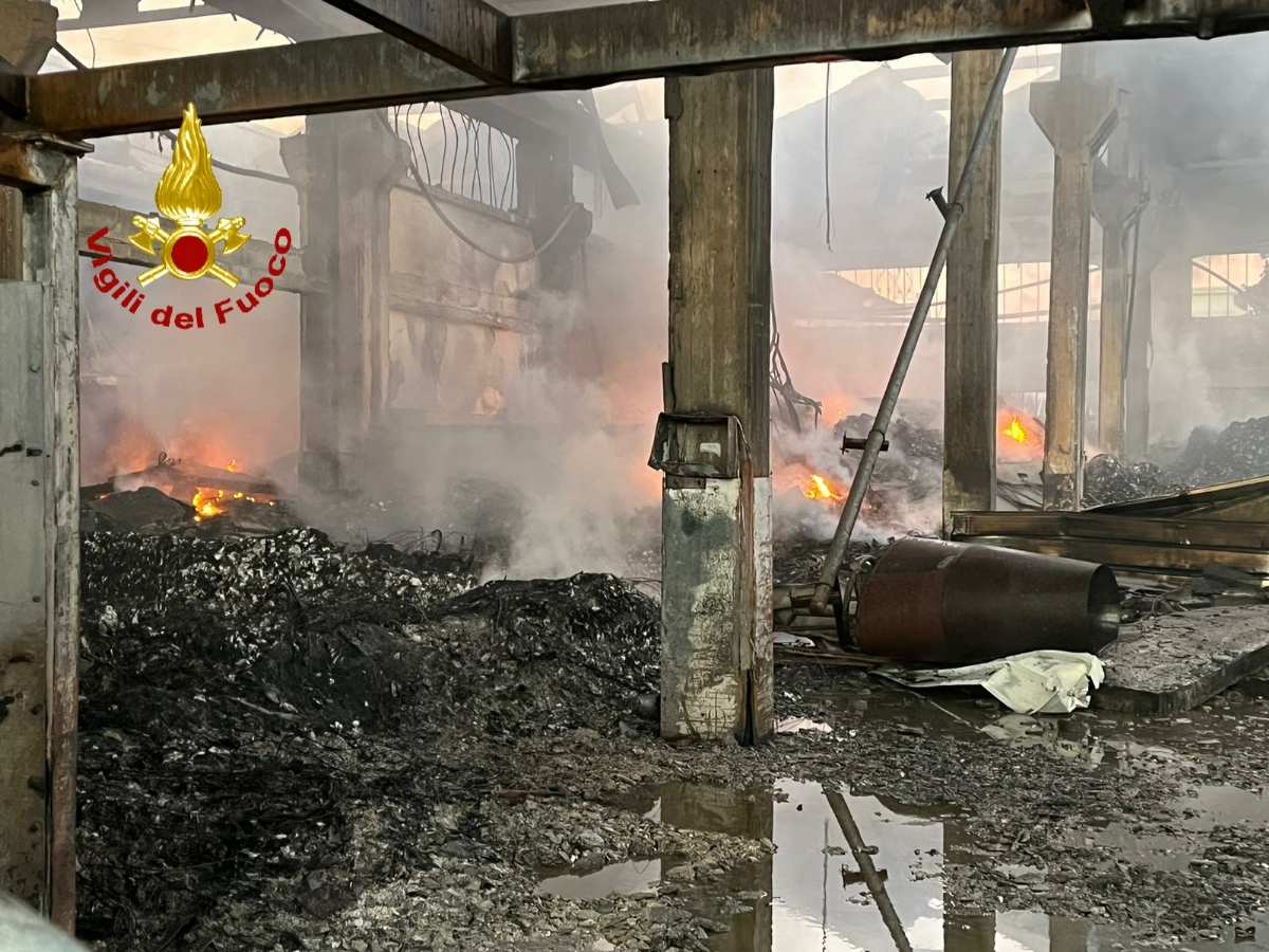 BEINASCO - Incendio alla fabbrica di plastica Demap, analisi dell'Arpa: «Migliorano le condizioni dell'aria» - FOTO