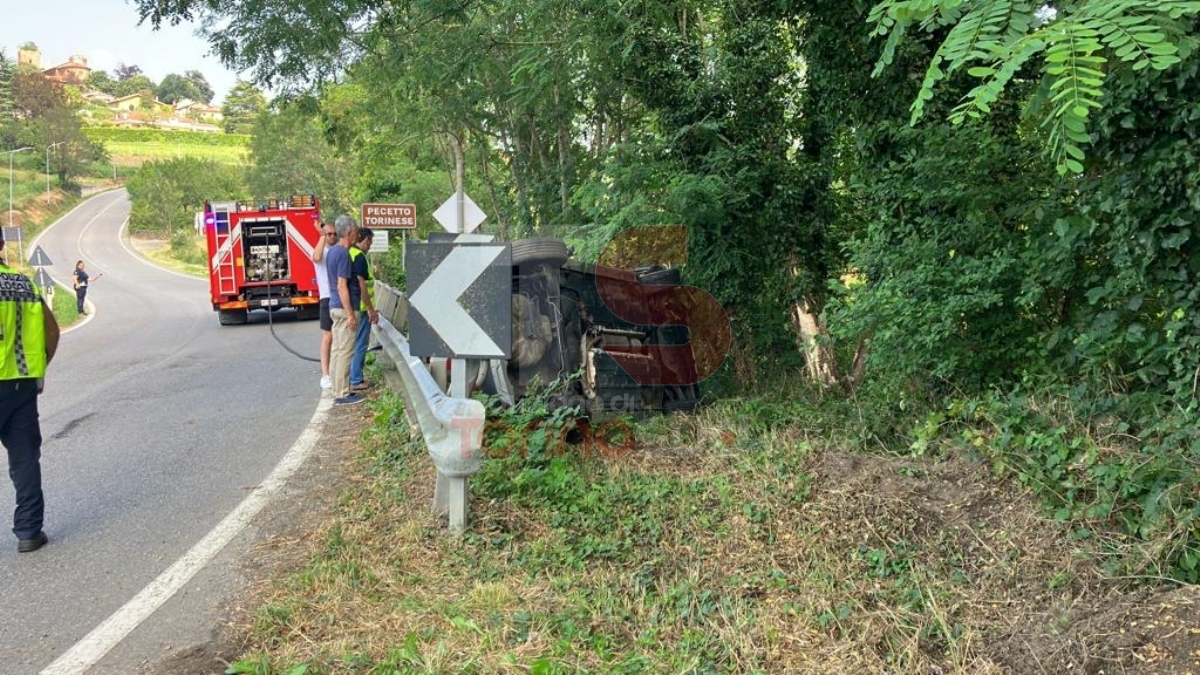 MONCALIERI - Finisce fuori strada con la macchina che resta incastrata tra alberi e guardrail: automobilista ferito - FOTO