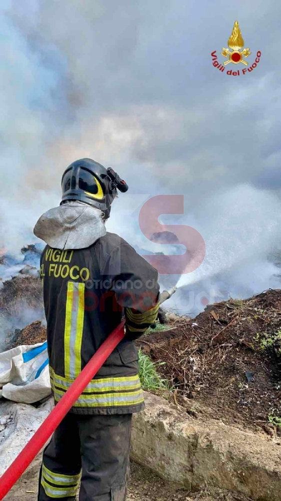 CARMAGNOLA - A fuoco rotoballe di canapa sativa: intervento in forze dei vigili del fuoco in un'azienda - FOTO