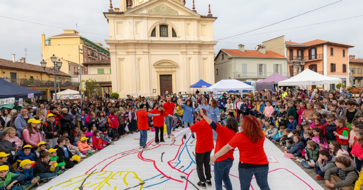 ORBASSANO - Migliaia di giovani studenti in piazza per «Evviva!» - FOTO
