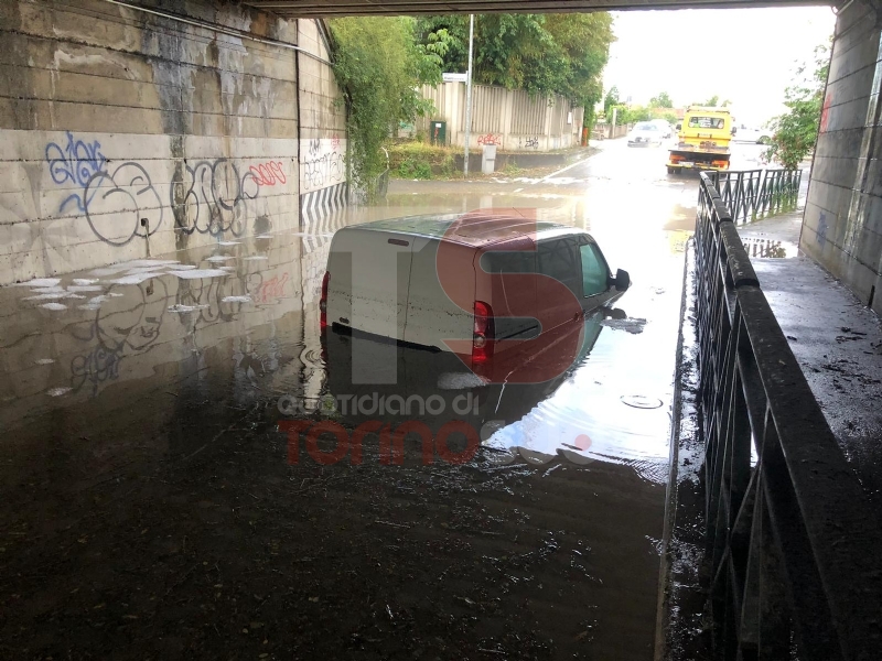 MALTEMPO - Nubifragio: a Trofarello dieci persone evacuate. A Moncalieri i pompieri salvano due automobilisti bloccati nel tunnel allagato - FOTO