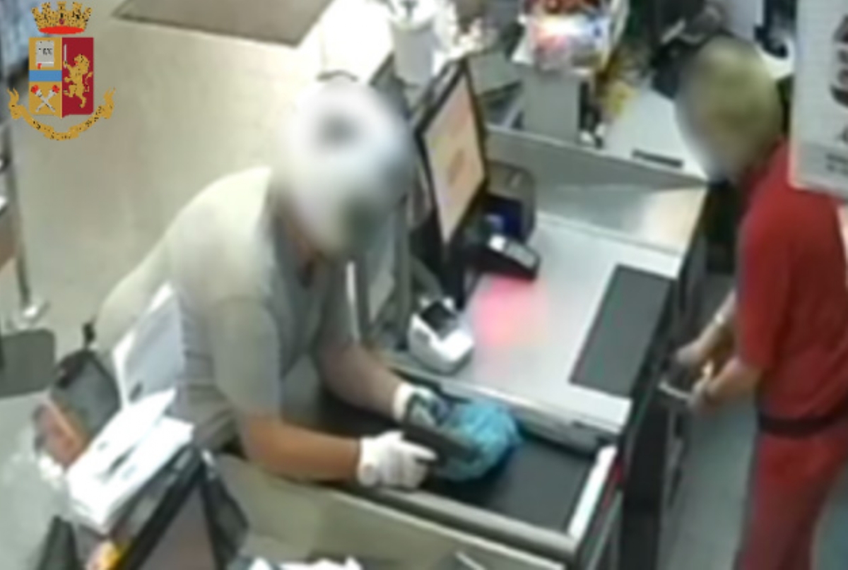 MONCALIERI - Pistole spianate per rapinare la posta di via Vittime di Bologna: la polizia arresta due persone - FOTO e VIDEO