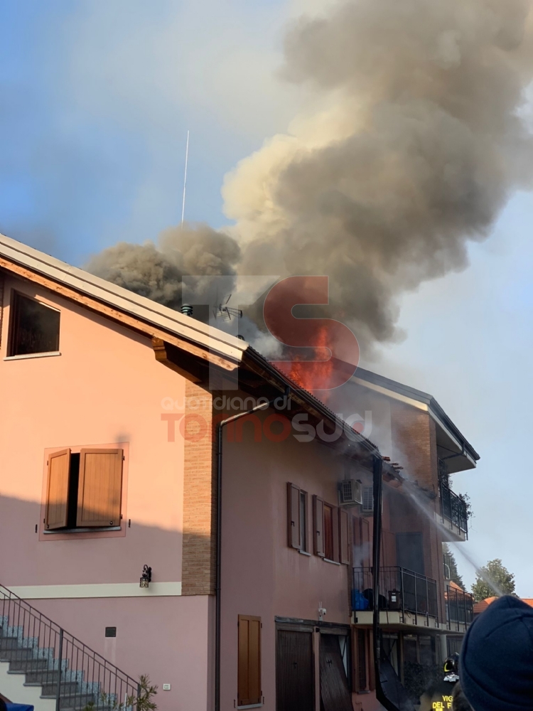 CANDIOLO - Incendio divora il tetto di una casa: una persona intossicata dal fumo - FOTO