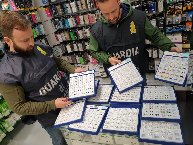 MONCALIERI - Pietre preziose farlocche vendute per buone: maxi sequestro della finanza in città - FOTO