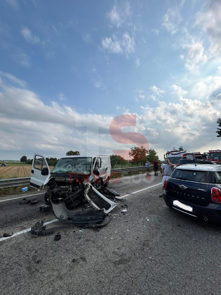 CARMAGNOLA - Terribile incidente: cinque feriti, due gravi. Anche una bimba coinvolta - FOTO