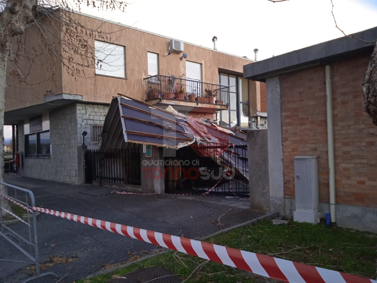 TORINO SUD - Notte di paura per il forte vento: case scoperchiate, impalcature crollate e alberi caduti - FOTO