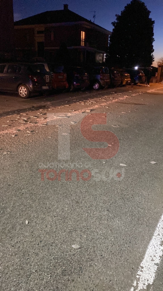 TORINO SUD - Notte di paura per il forte vento: case scoperchiate, impalcature crollate e alberi caduti - FOTO