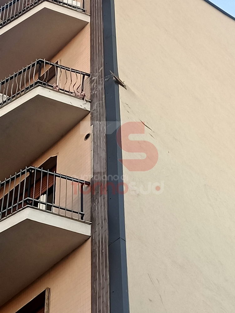 TORINO SUD - Notte di paura per il forte vento: case scoperchiate, impalcature crollate e alberi caduti - FOTO