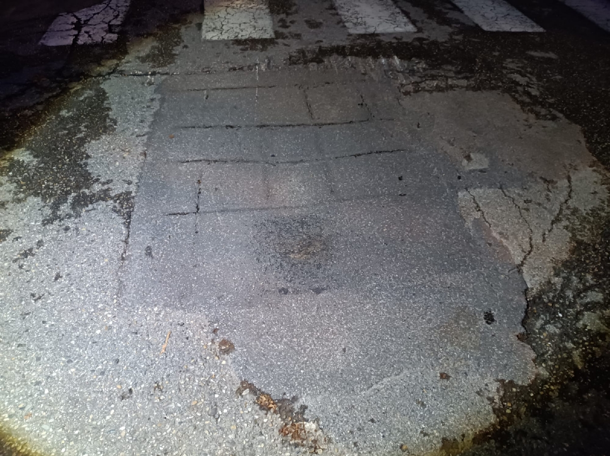 NICHELINO - Rischio voragine in via Milano: strada chiusa dagli agenti di Polizia municipale - FOTO