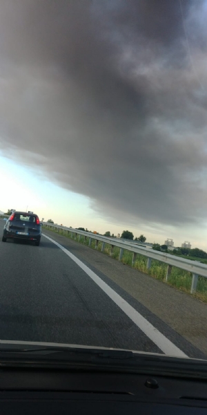 INCENDIO IN AZIENDA A SETTIMO - Enorme colonna di fumo nero su tutta Torino - FOTO