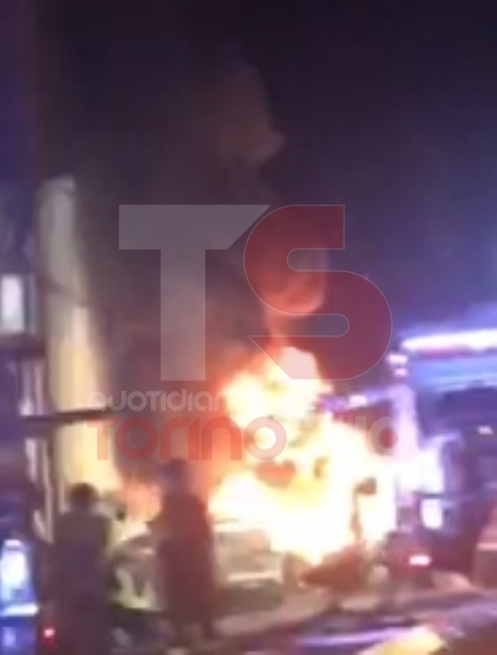 MONCALIERI - Grave incendio nella notte nel deposito di gomme di strada Carignano - LE FOTO -