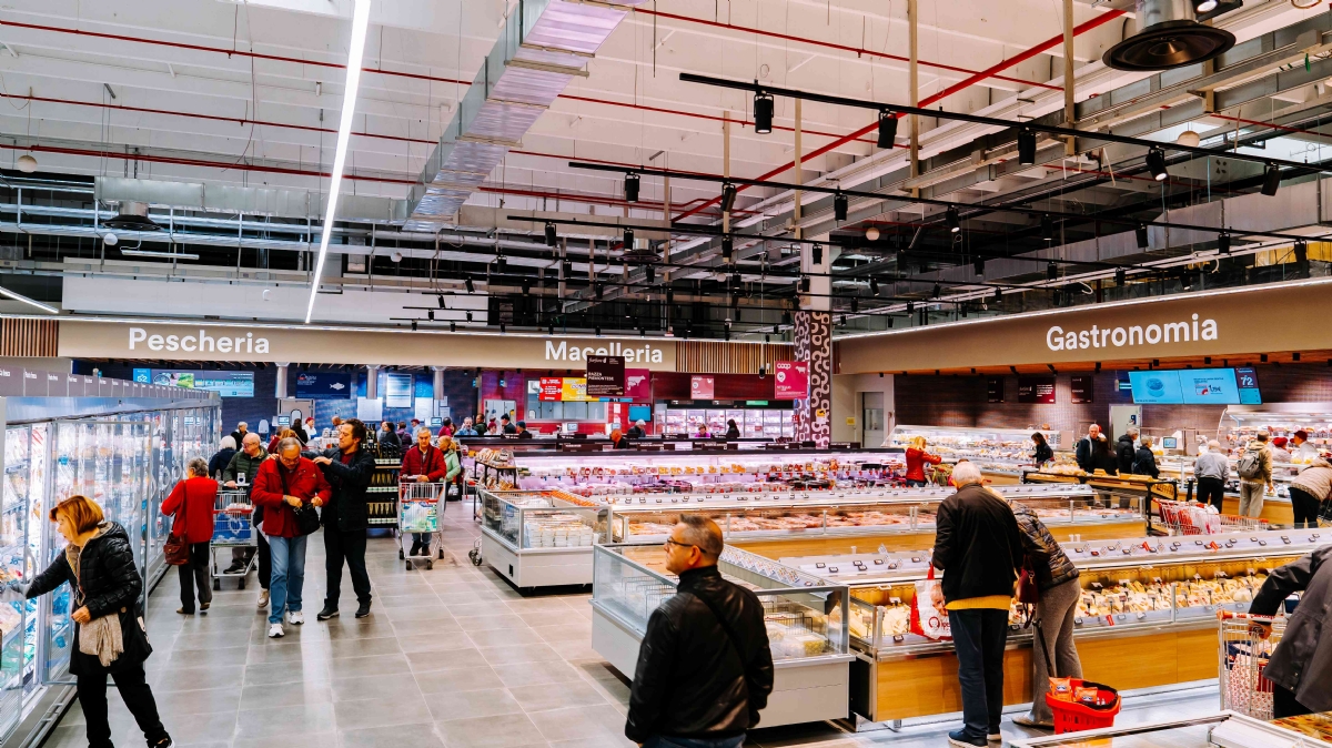 BEINASCO - L'Ipercoop ha riaperto completamente rinnovato: ospiti d'eccezione Juliana Moreira e la «iena» Filippo Roma - FOTO