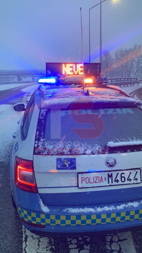 TORINO SUD - Neve su tutta la zona: sull'autostrada A6 uscita obbligatoria a Carmagnola per i mezzi pesanti