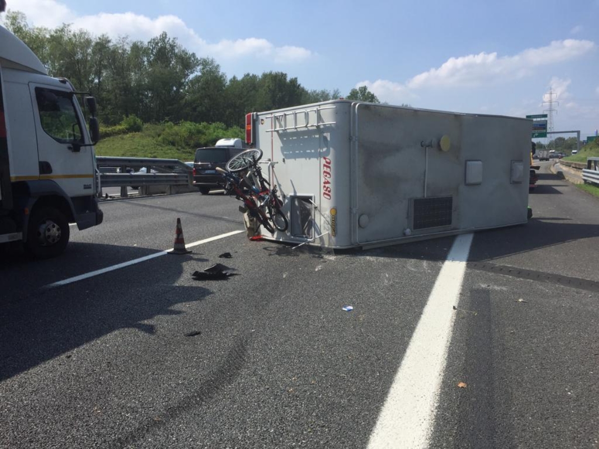 BEINASCO - Schianto tra 4 veicoli in tangenziale: camper finisce ruote all'aria - FOTO