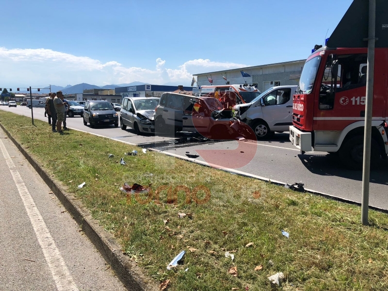 ORBASSANO - Spaventoso incidente stradale: otto feriti in strada Torino. Tra loro due bimbi - FOTO