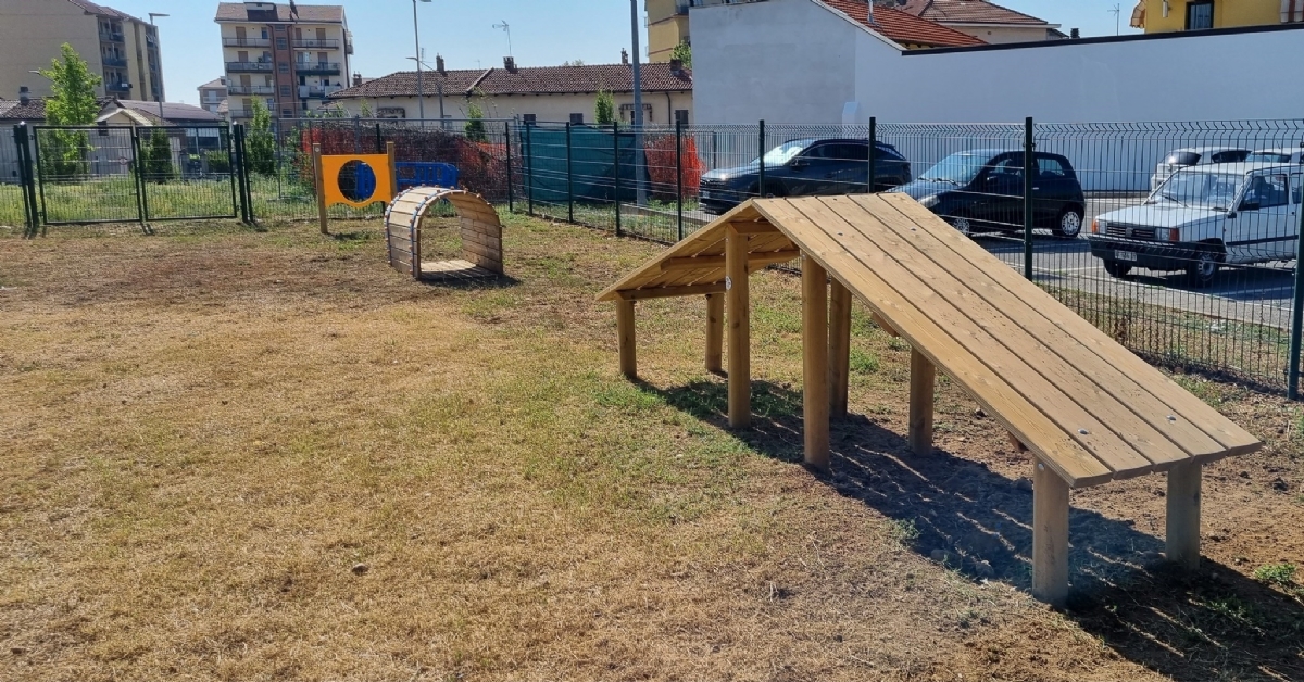 ORBASSANO - Lavori finiti: ora è aperta la nuova area cani di via Cervetti - FOTO